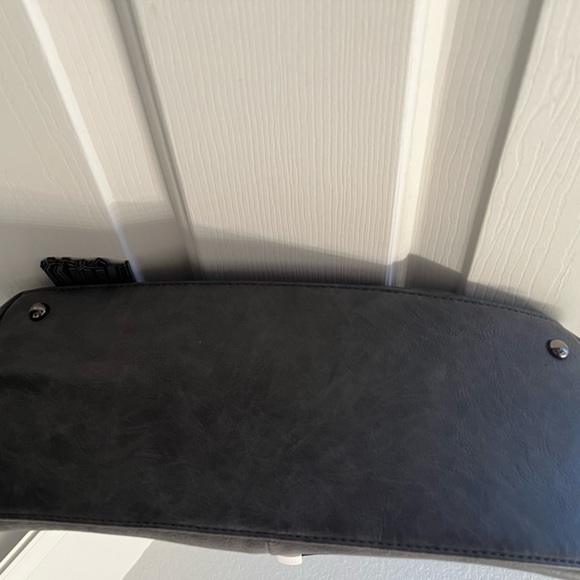 🙌Exquisite Grey Vegan Leather Purse “New without Tags” - Picture 5 of 9